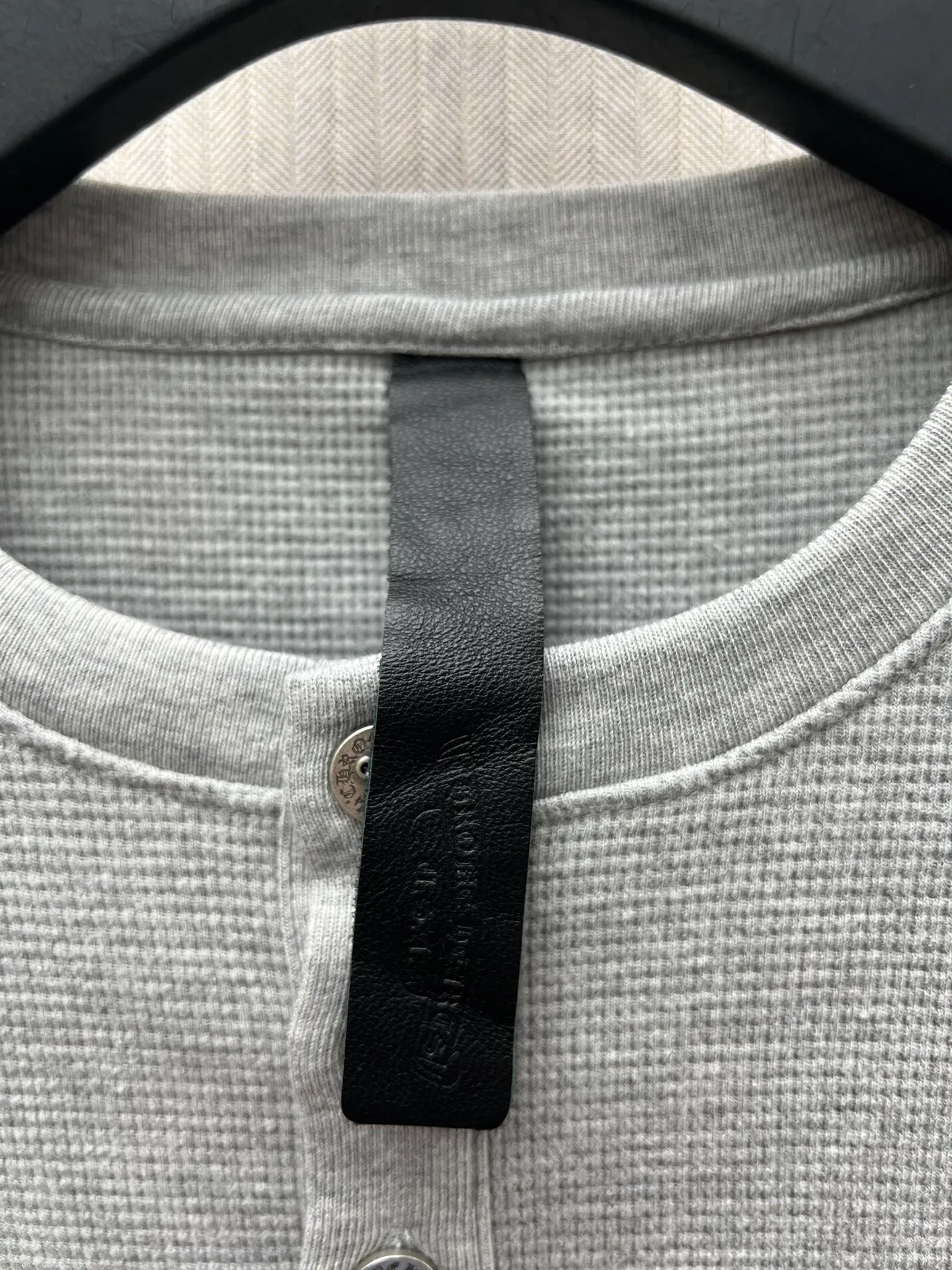 🅿️430 Crow Heart 25SS Sanskrit Henley Collar Waffle Sweatshirt. The fabric is made of 350g cotton waffle double-layer material before washing. Same style for men and women. Size: S.M.L